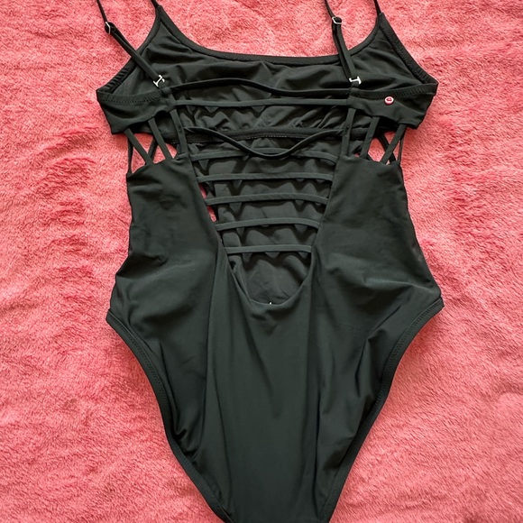 One piece - Picture 2 of 2